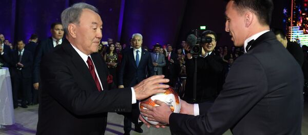 ФК Астана подарил Нурсултану Назарбаеву мяч - Sputnik Казахстан