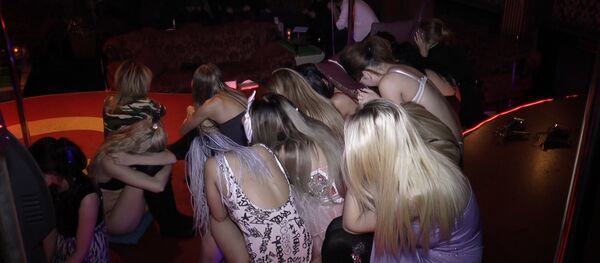 Догги стилінде тұрып киска порносын көру