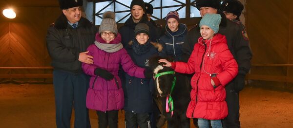 Детям подарили пони - Sputnik Казахстан