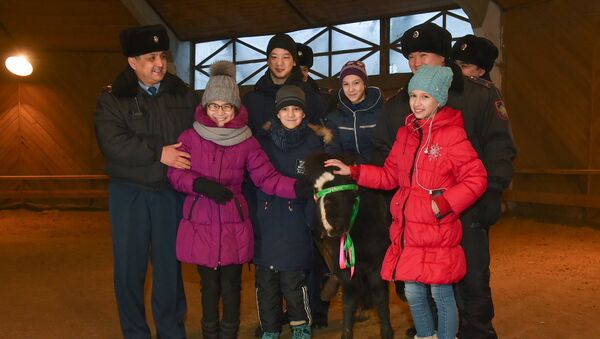 Детям подарили пони - Sputnik Казахстан