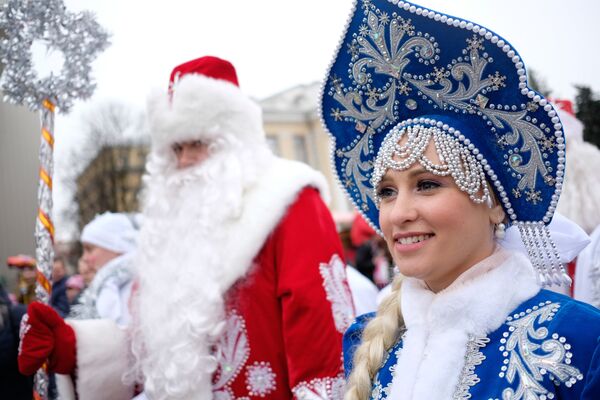 Праздничное шествие Дедов Морозов в Краснодаре - Sputnik Казахстан