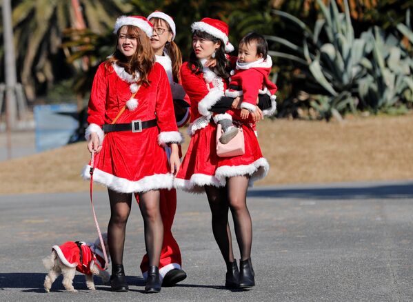 Девушки в костюмах Санта-Клаусов во время ежегодного благотворительного забега Tokyo Santa Run в Чибе, Япония - Sputnik Казахстан