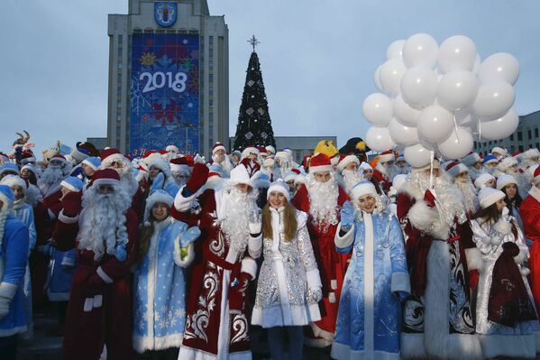 Участники Новогоднего парада в костюмах Снегурочек и Дедов Морозов в Минске - Sputnik Казахстан