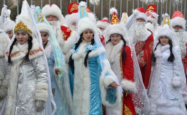 Девушки в костюмах Снегурочек во время новогоднего парада в Бишкеке, Киргизия - Sputnik Казахстан