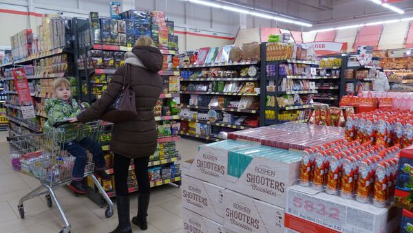 Покупатель в супермаркете - Sputnik Казахстан