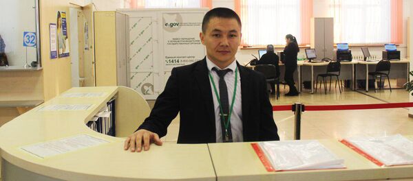 Инспектор отдела ЦОН Талдыкоргана, паралимпиец и чемпион РК по тяжелой атлетике Арлан Атейбеков Инспектор отдела ЦОН Талдыкоргана, паралимпиец и чемпион РК по тяжелой атлетике Арлан Атейбеков - Sputnik Казахстан