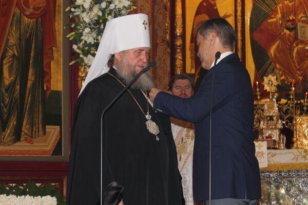 Орден Парасат вручил Митрополиту Александру министр по делам религий и гражданского общества Нурлан Ермекбаев Орден Парасат вручил Митрополиту Александру министр по делам религий и гражданского общества Нурлан Ермекбаев - Sputnik Казахстан