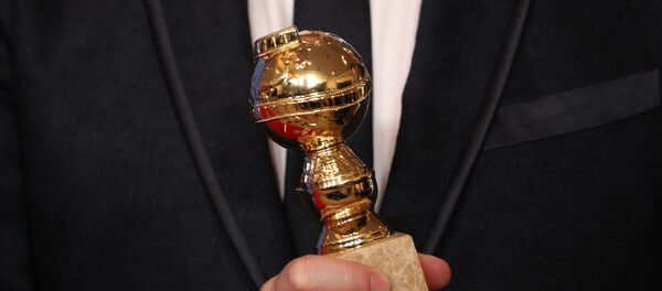 Ли Анкрич держит Золотой глобус - Sputnik Казахстан