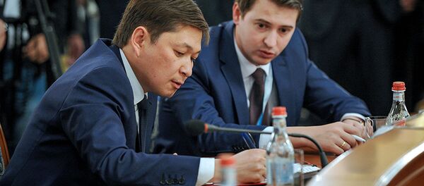 Премьер-министр Кыргызстана Сапар Исаков и министр экономики Артем Новиков - Sputnik Казахстан