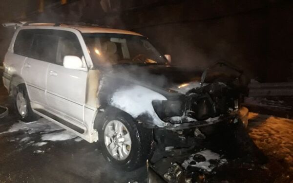 Автомобиль загорелся на Райымбека - Саина в Алматы - Sputnik Казахстан