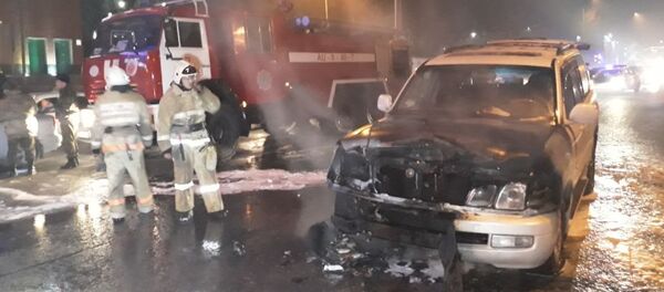 Автомобиль загорелся на Райымбека - Саина в Алматы Автомобиль загорелся на Райымбека - Саина в Алматы - Sputnik Казахстан