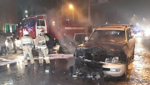 Автомобиль загорелся на Райымбека - Саина в Алматы - Sputnik Казахстан