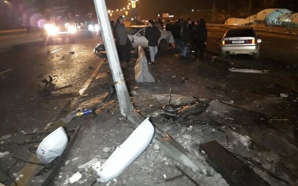 Столкнувшиеся Audi и Toyota Camry откинуло в столб уличного освещения и бетонные плиты - Sputnik Казахстан