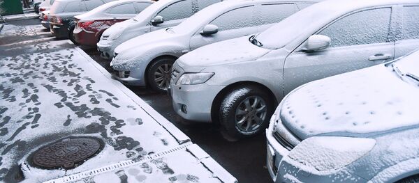 Автомобили на улице после снегопада. Архивное фото - Sputnik Казахстан