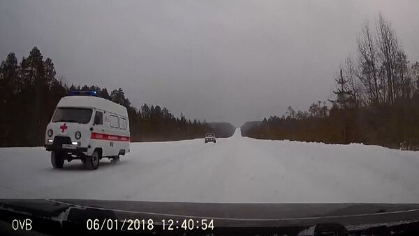 Очевидцы сняли на видео машину скорой помощи, которая ехала на трех колесах - Sputnik Казахстан