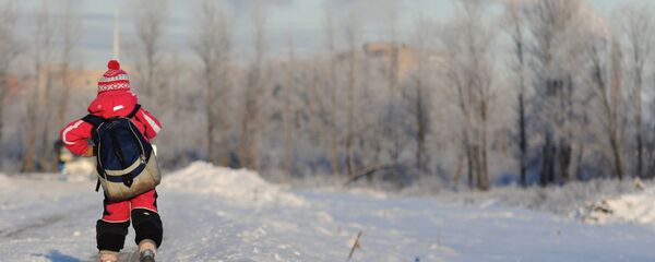 Школьник идет по заснеженной улице, архивное фото - Sputnik Казахстан