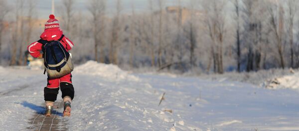 Школьник идет по заснеженной улице, архивное фото - Sputnik Қазақстан