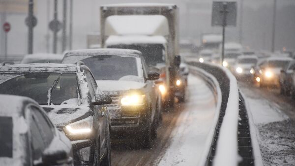 Автомобили во время снегопада - Sputnik Қазақстан