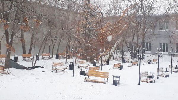 Астанада қатты боран университеттің шатырын жұлып әкетті - Sputnik Қазақстан