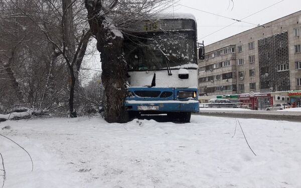 Столкновение автобуса с легковушкой - Sputnik Казахстан