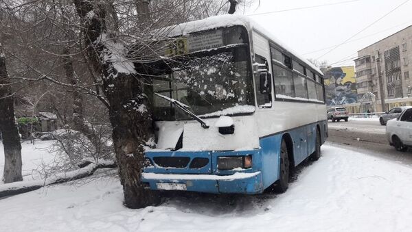 Столкновение автобуса с легковушкой - Sputnik Казахстан