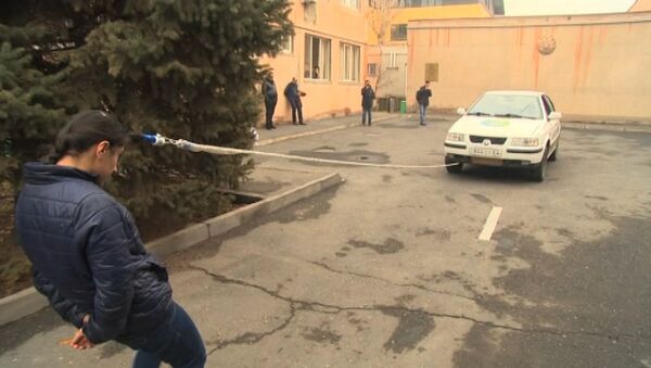 16-летняя армянская спортсменка тянет автомобиль с помощью волос - Sputnik Казахстан