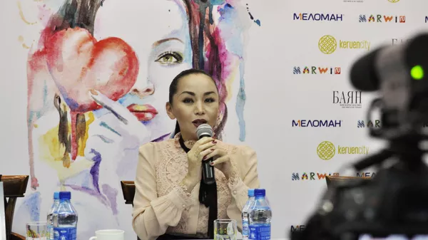 Баян Максаткызы (Есентаева) встретилась с читателями в Астане и провела автографсессию - Sputnik Қазақстан