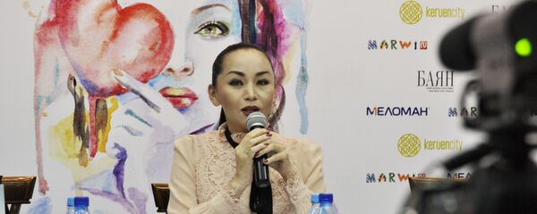 Баян Максаткызы (Есентаева) встретилась с читателями в Астане и провела автографсессию - Sputnik Казахстан