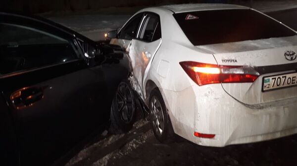 Toyota Corolla и Toyota Venza столкнулись в Алматы - Sputnik Казахстан