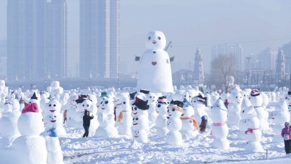 В честь нового года  в парке китайского Харбина слепили 2018 снеговиков - Sputnik Казахстан
