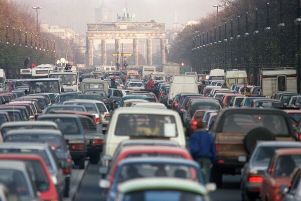 После падения Берлинской стены во время празднования Пасхи в 1990 году бывшие восточные и западные немцы впервые за 40 лет поехали в гости друг к другу. Из-за этого на шоссе, по которому в обычные дни проезжало не более 1 миллиона автомобилей, образовалась пробка из 18 миллионов машин. - Sputnik Казахстан
