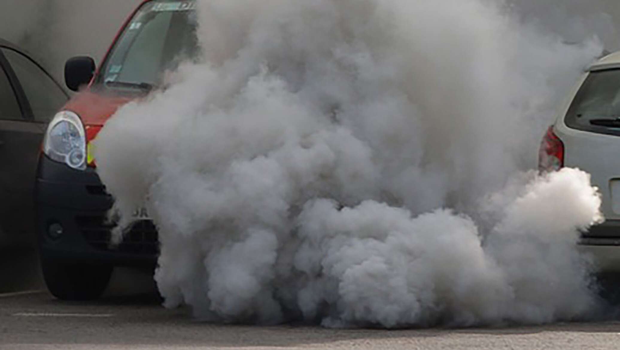 Газель черный дым. Машина дымит. Выхлопные ГАЗЫ. Автомобиль с выхлопными газами. Загрязнение выхлопными газами автомобилей.