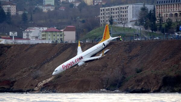 Пассажирский самолет застрял на краю обрыва в Турции - Sputnik Казахстан