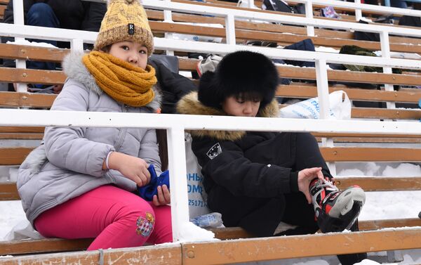 Дети готовятся выйти на лед - Sputnik Казахстан