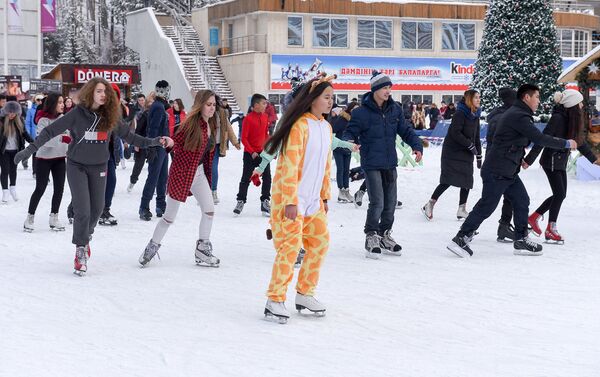 Горожане и гости города катаются на коньках - Sputnik Казахстан