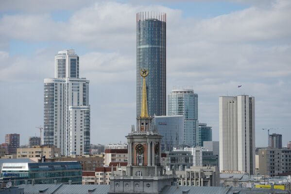 Башня городской ратуши на фоне Екатеринбург Сити - Sputnik Казахстан