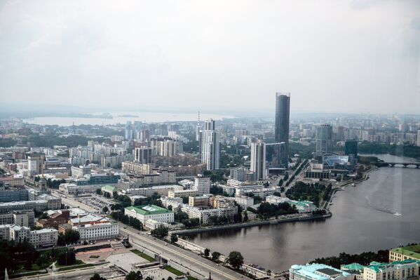 Вид на Екатеринбург со смотровой площадки бизнес-центра Высоцкий - Sputnik Казахстан