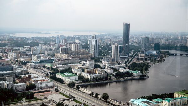Вид на Екатеринбург со смотровой площадки бизнес-центра Высоцкий - Sputnik Казахстан