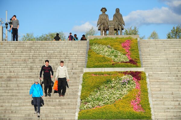 Вид на памятник основателям города Екатеринбурга Василию Татищеву и Вильгельму де Генину - Sputnik Казахстан