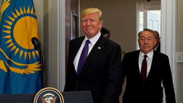 Президент США Дональд Трамп и президент Казахстана Нурсултан Назарбаев входят в комнату Рузвельта Белого дома в Вашингтоне, США, 16 января 2018 года - Sputnik Казахстан