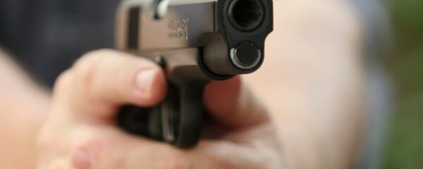 Мужчина держит пистолет Colt,архивное фото - Sputnik Казахстан