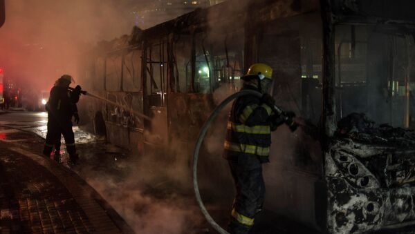 Пожарные тушат горящий автобус, иллюстративное фото - Sputnik Казахстан