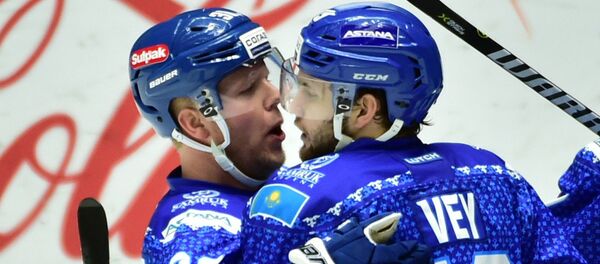 Линден Вей (справа) Линден Вей (справа) - Sputnik Казахстан