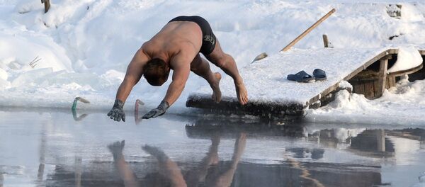 Мужчина ныряет в прорубь, архивное фото - Sputnik Казахстан