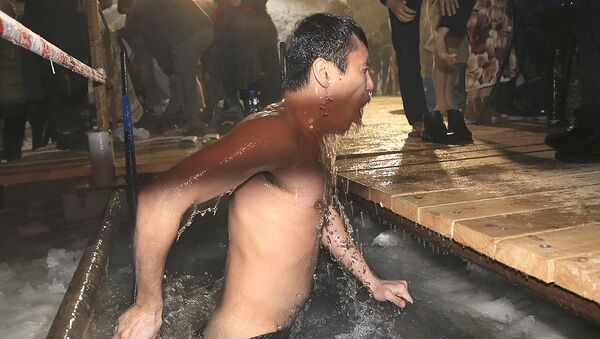 Люди купаются во время праздника Крещение Господне - Sputnik Казахстан
