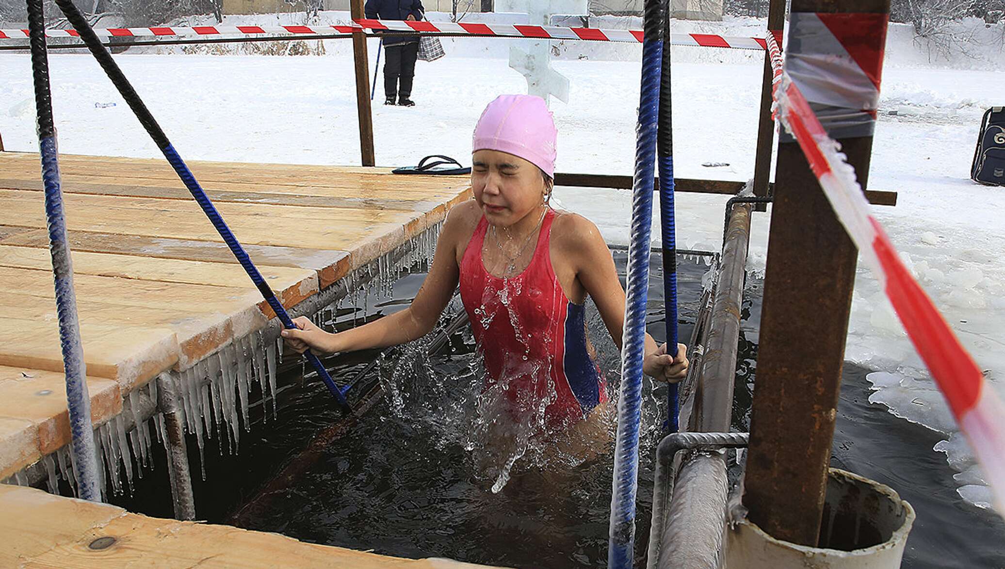 Нудистердің жағажайын қарап тұрған жасырын камера Ол маған дәретхананы пайдаланғаннан кейін оны жалауды бұйырды.