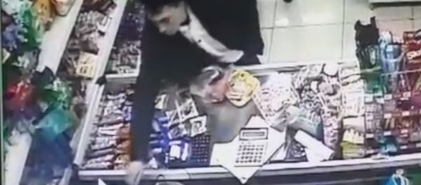 Покупатель крадет телефон продавца. Запись камеры видеонаблюдения - Sputnik Казахстан