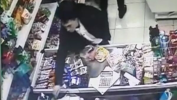 Покупатель крадет телефон продавца. Запись камеры видеонаблюдения - Sputnik Казахстан