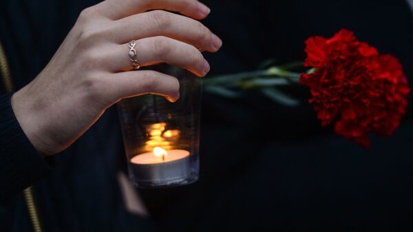 Цветы и свеча, архивное фото - Sputnik Қазақстан