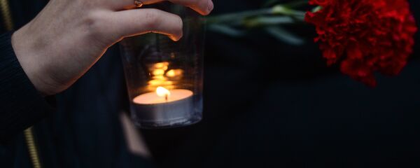 Цветы и свеча, архивное фото Цветы и свеча, архивное фото - Sputnik Казахстан